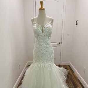 Mori Lee 2182 wedding gown band new with veil and garment bag.